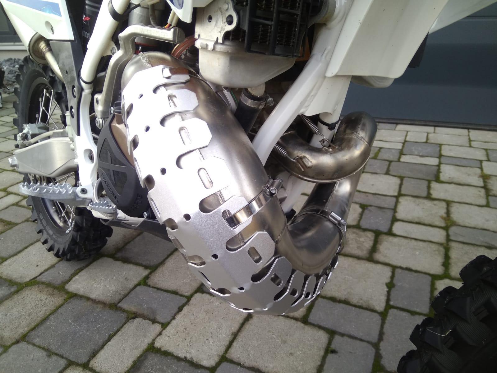 Krmmerschutz 2-Takt Aluminium Hitzeschutz Protektor exhaust Enduro silber